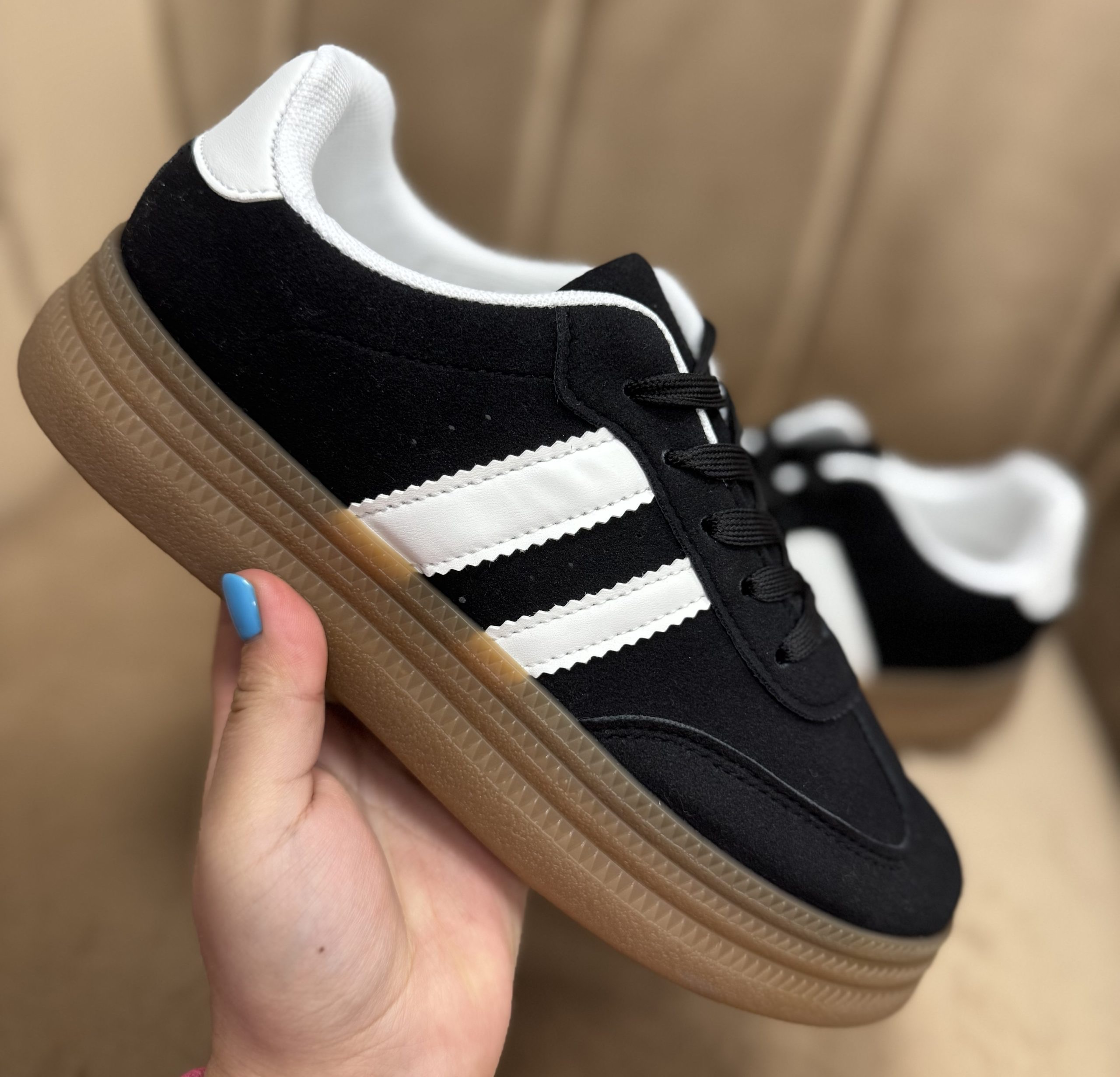 Laisvalaikio kedai Feel Black – juodi sportiniai bateliai su baltomis detalėmis