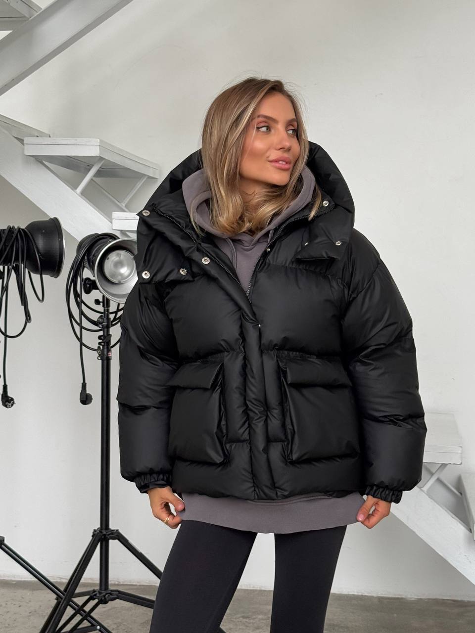 Striukė Beeze Black juodos spalvos pūkinė striukė