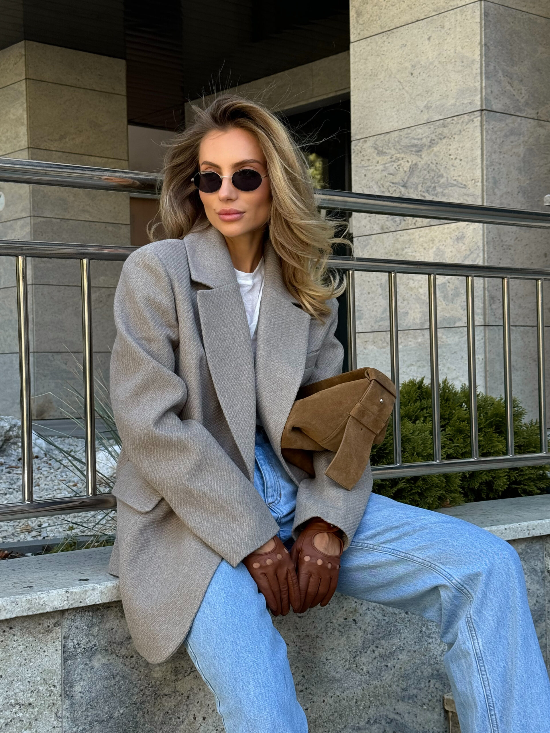 Beige klasikinis švarkas moterims su funkcionaliomis kišenėmis