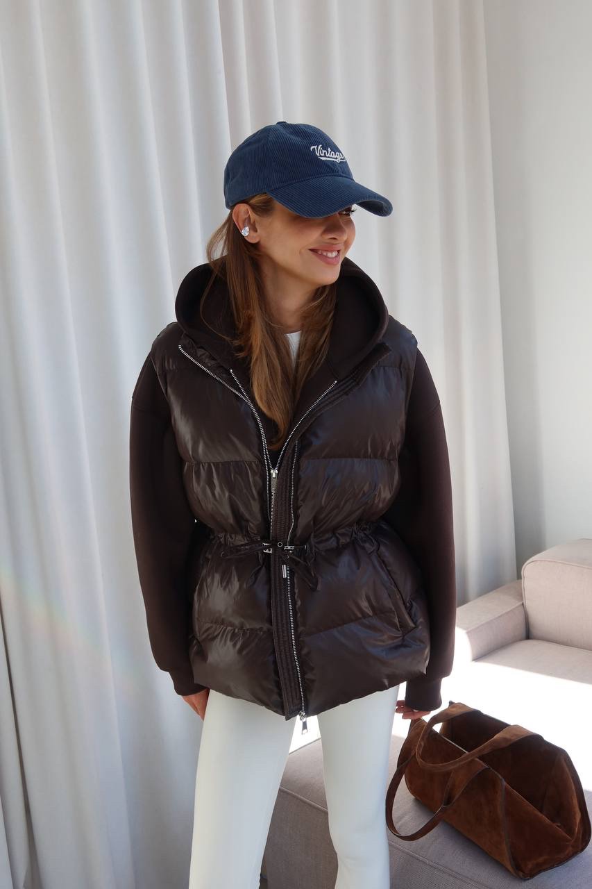 Šokoladinės spalvos bio pūko liemenė reguliuojamu liemeniu - Image 2