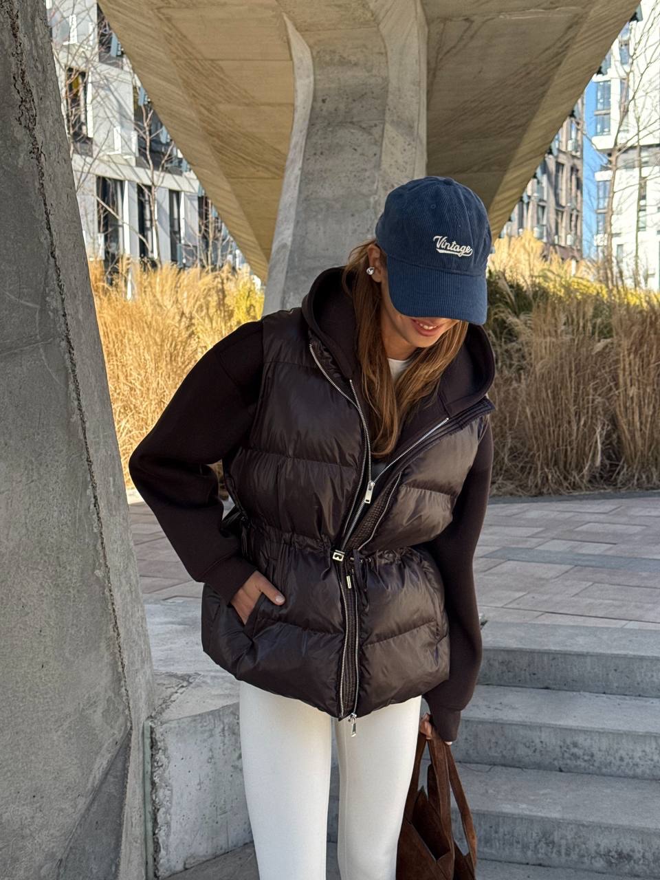 Šokoladinės spalvos bio pūko liemenė reguliuojamu liemeniu - Image 3