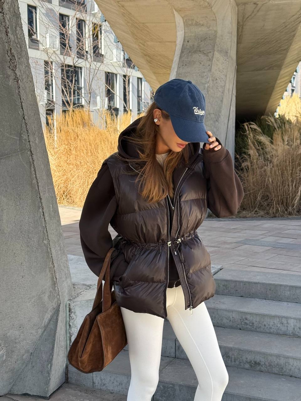 Šokoladinės spalvos bio pūko liemenė reguliuojamu liemeniu - Image 4