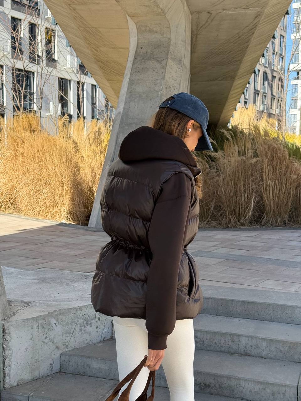 Šokoladinės spalvos bio pūko liemenė reguliuojamu liemeniu - Image 5