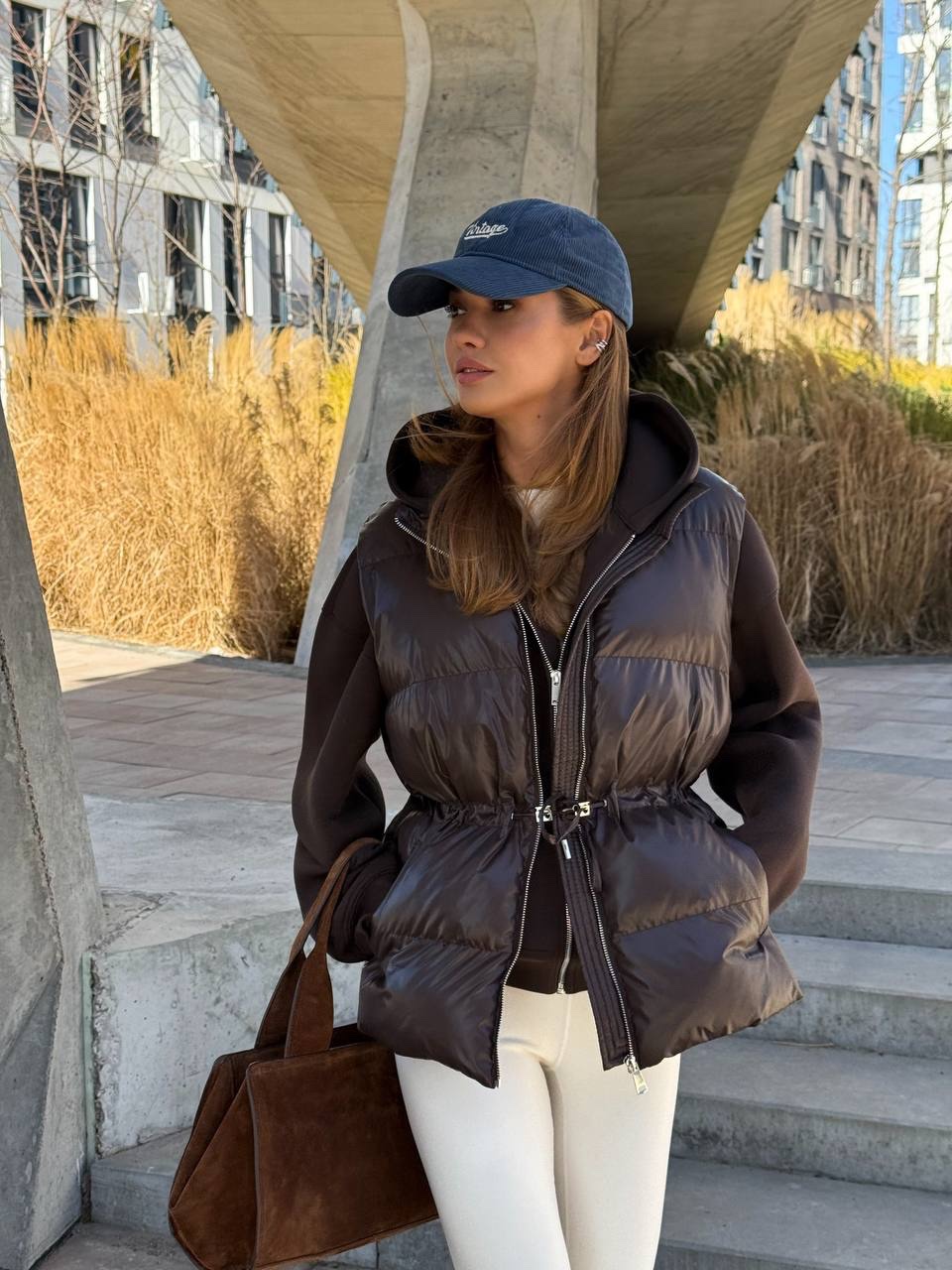 Šokoladinės spalvos bio pūko liemenė reguliuojamu liemeniu - Image 6