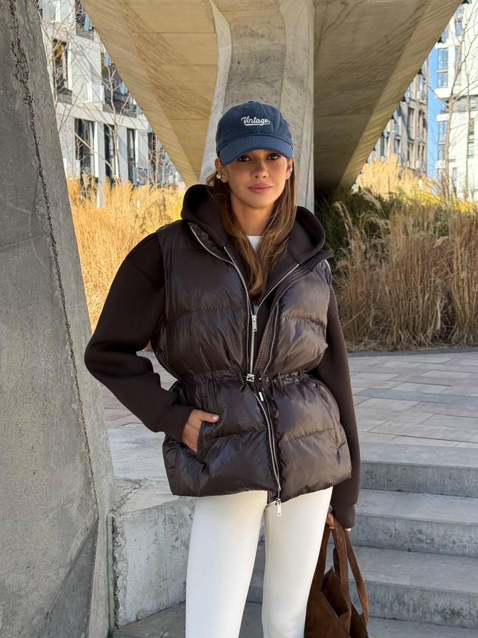 Šokoladinės spalvos bio pūko liemenė reguliuojamu liemeniu - Image 7