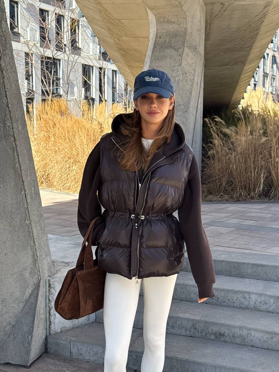 Šokoladinės spalvos bio pūko liemenė reguliuojamu liemeniu - Image 9