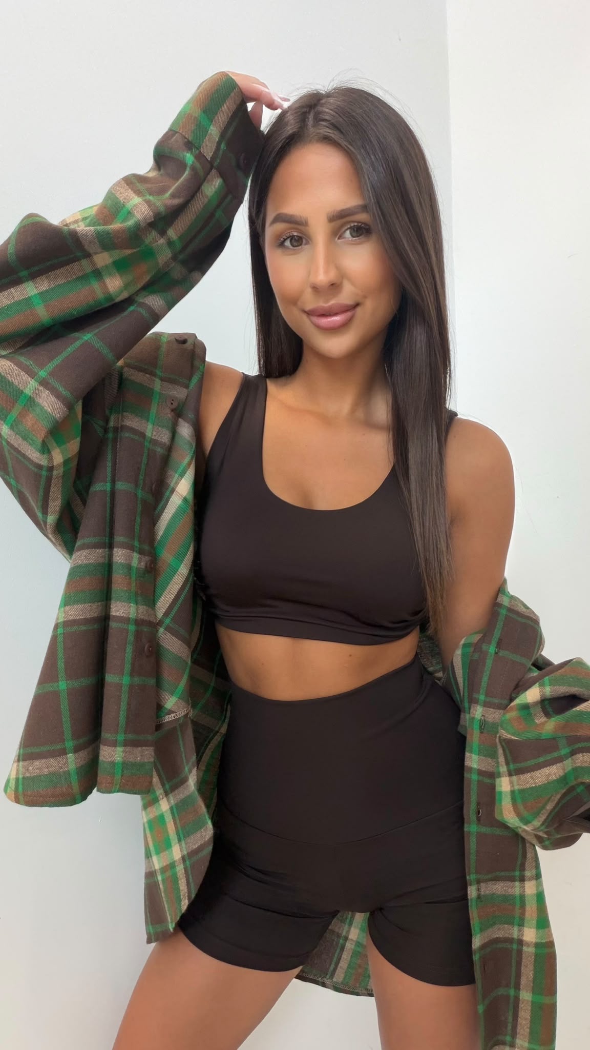 EMO Šokoladinis Prigludęs Crop Topas JUSTY - Image 3