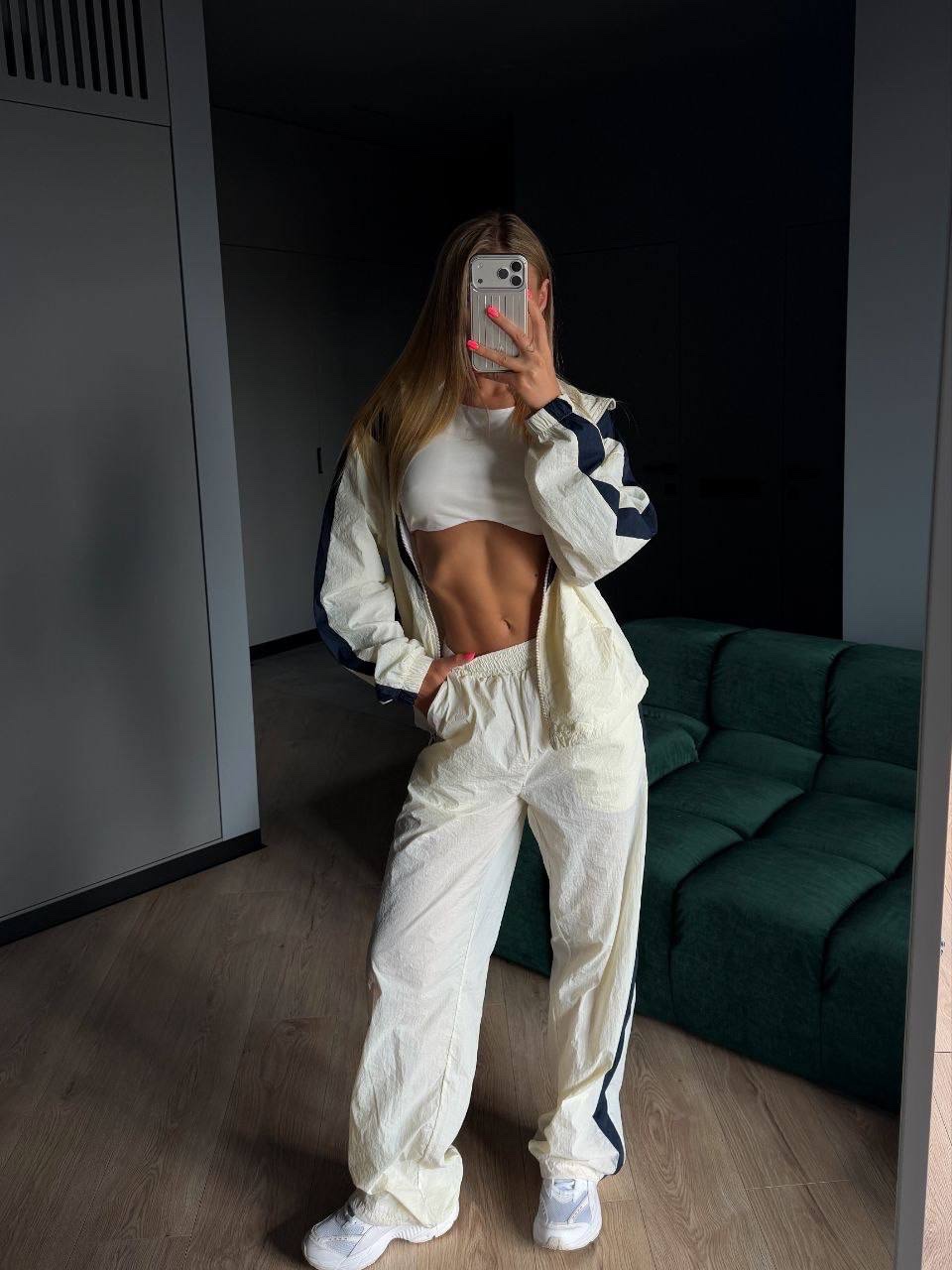 Sportinis kostiumas su striuke ir kelnėmis