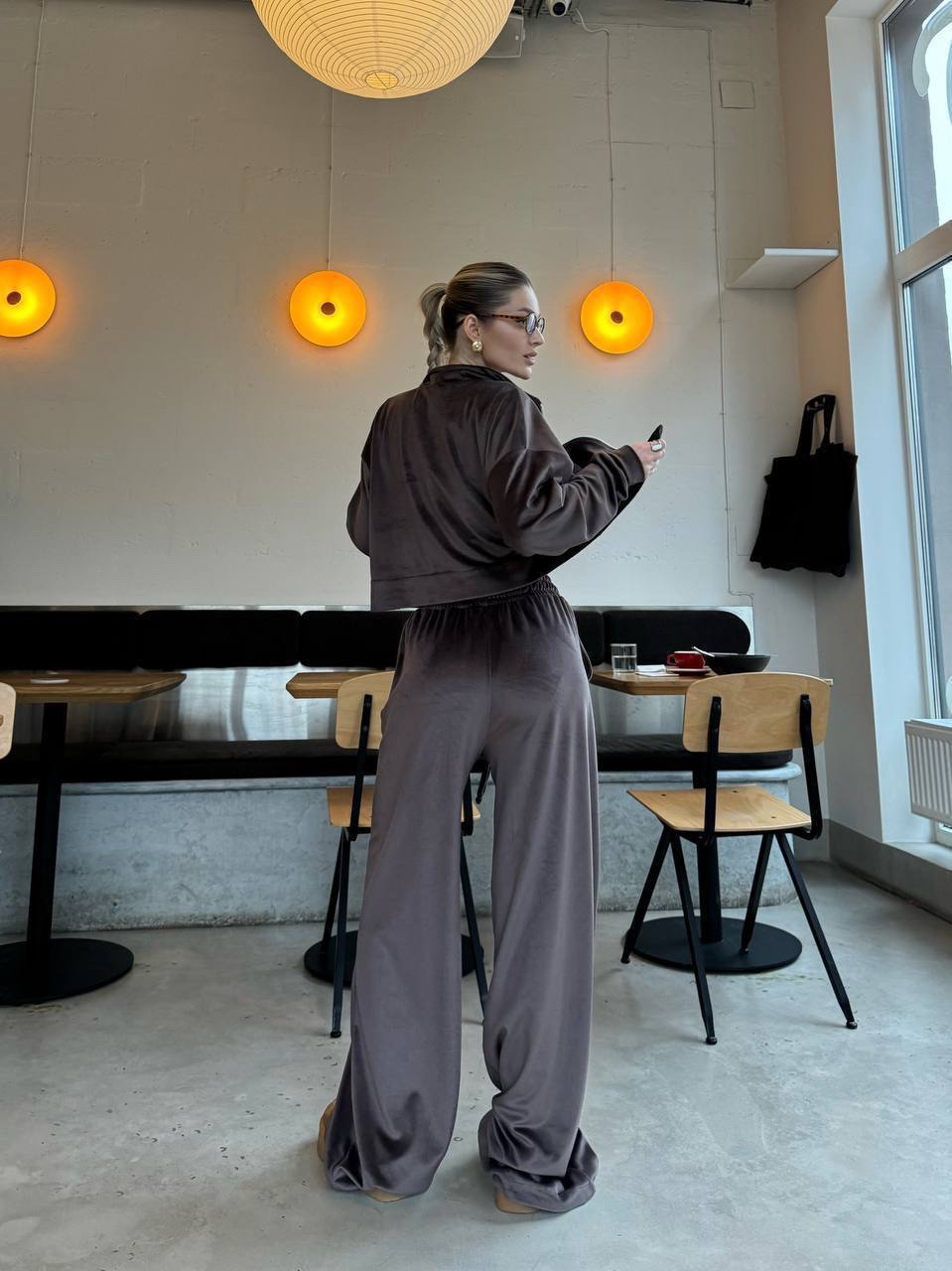 Veliūrinis laisvalaikio kostiumas „Mokka“ - Image 3