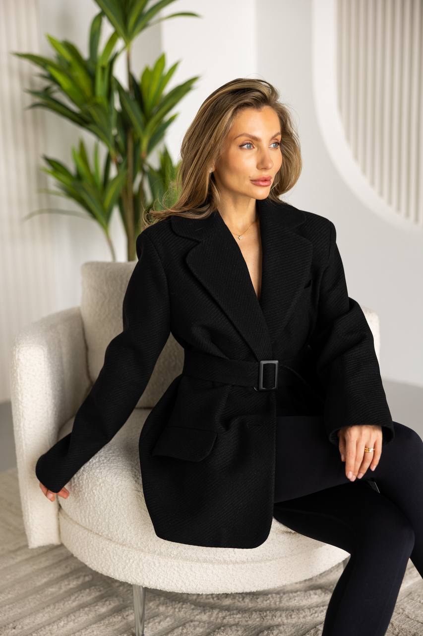 Juodas moteriškas vilnonis švarkas elegantiškam įvaizdžiui