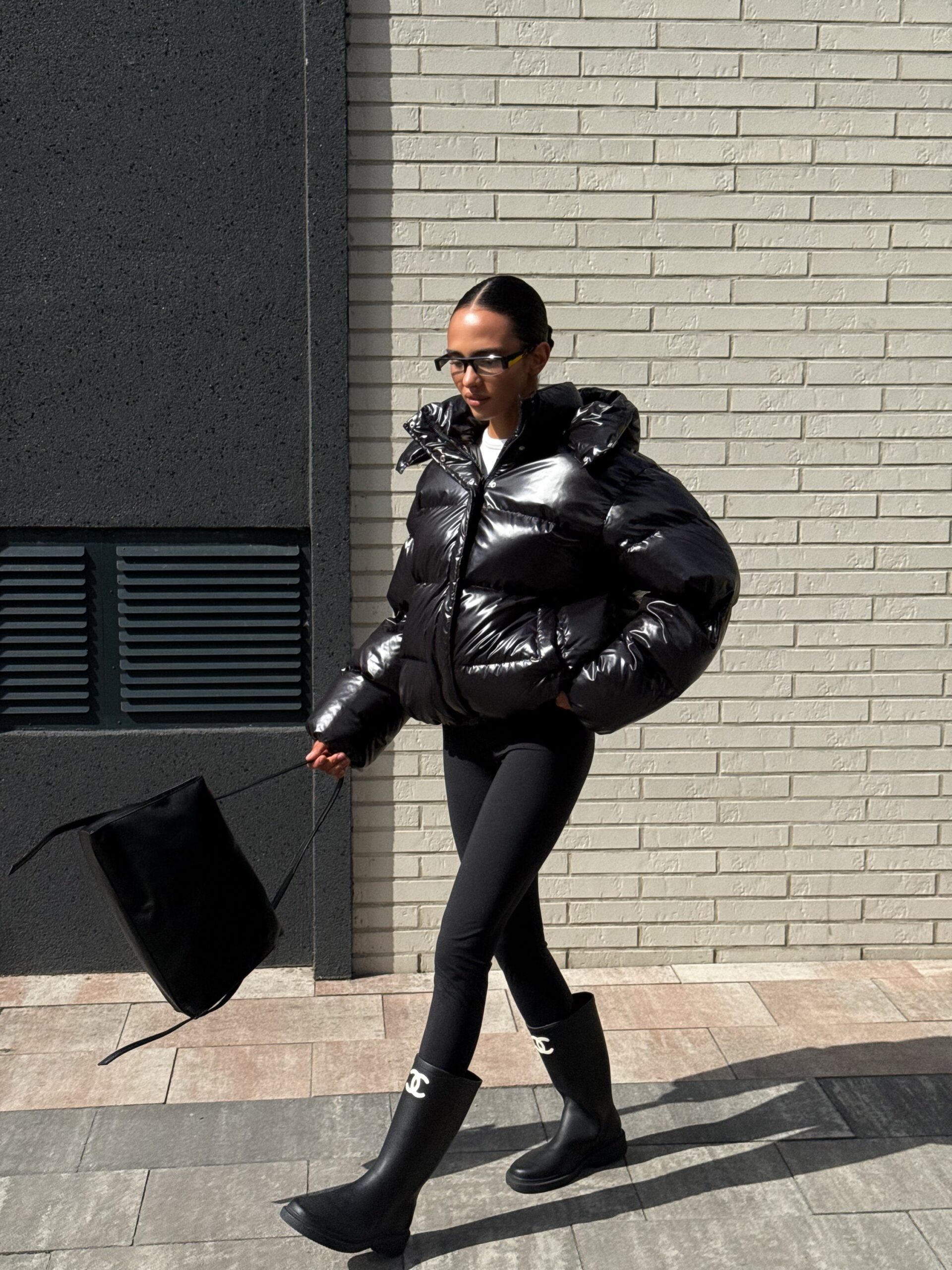 Juoda oversize pūkinė striukė moterim